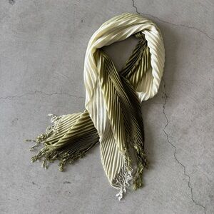 Anthropologie / Ombré pleated Scarf / Olive and Cream